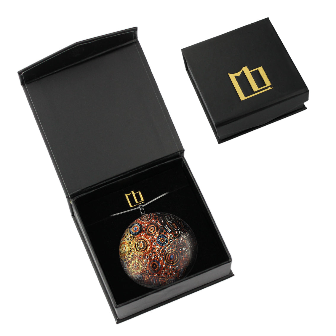 CROCODILE STORY LARGE CIRCLE PENDANT ON A CHAIN NECKLACE - SD300