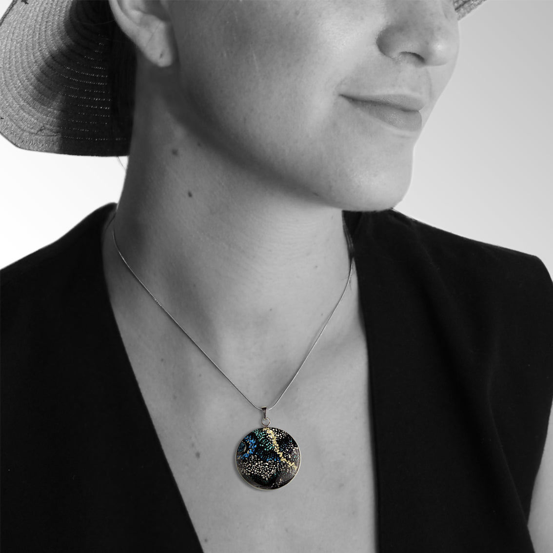 WENDY BLACK CIRCLE PENDANT ON A CHAIN NECKLACE - SD134 - in Circle Box