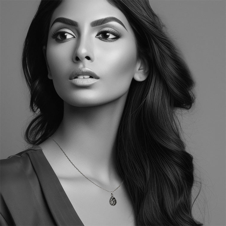 ATHENA BLACK AND WHITE XS DROP PENDANT ON A CHAIN NECKLACE - SD398 - in Circle Box