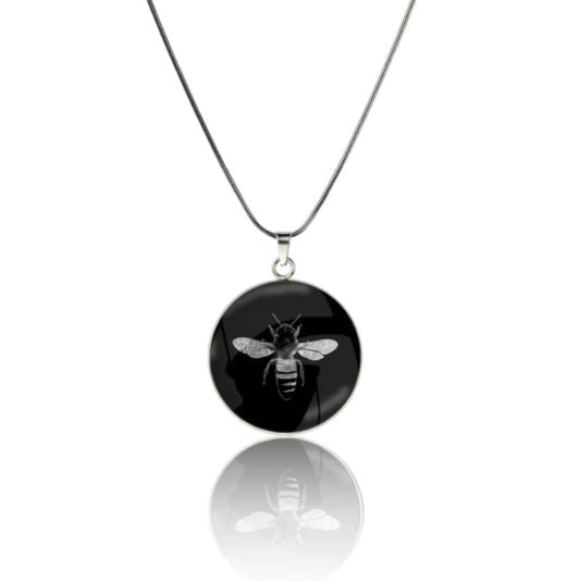 BEE CIRCLE PENDANT ON A CHAIN NECKLACE - MFY281 - in Circle Box