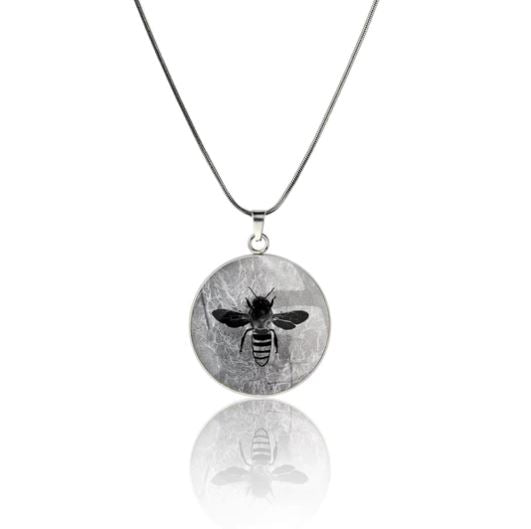 BEE CIRCLE PENDANT ON A CHAIN NECKLACE - MFY281 - in Circle Box