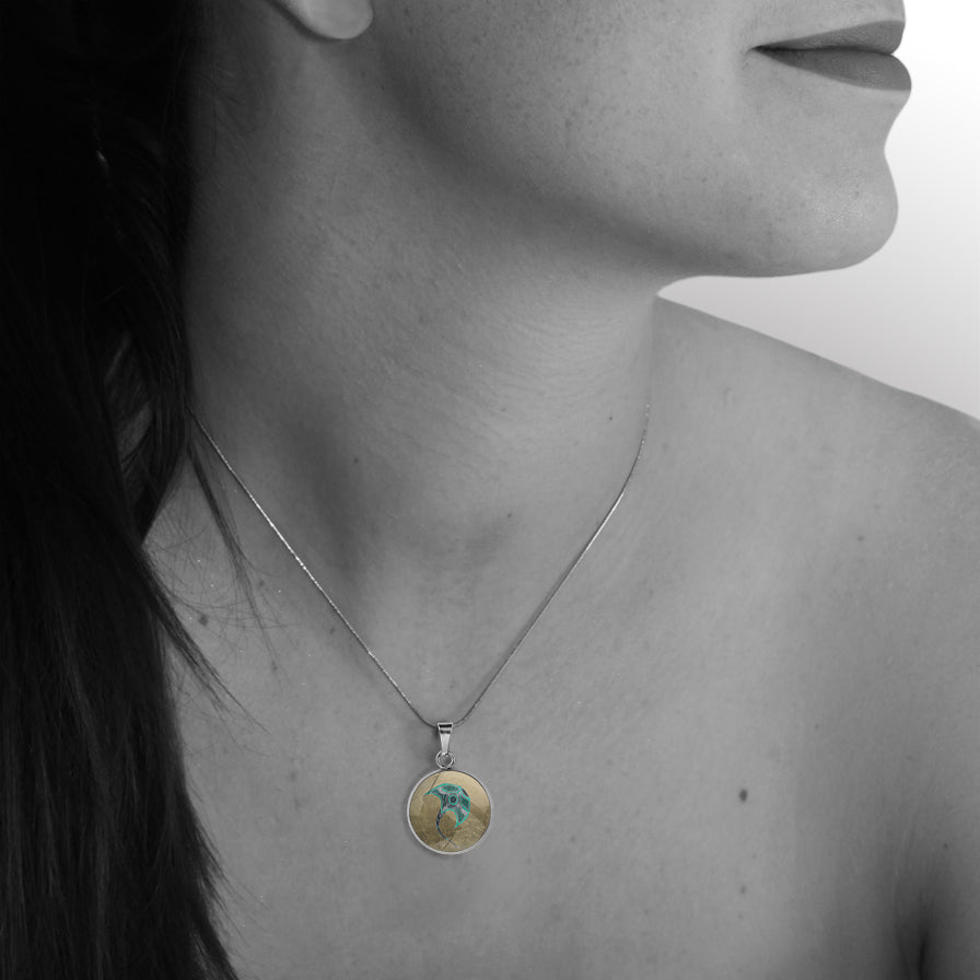 BRONWEN STINGRAY XS CIRCLE PENDANT ON A CHAIN NECKLACE - M143S - on Satchel