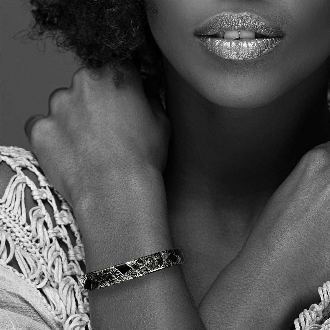 CORINNE SILVER AND BLACK ADJUSTABLE MINI  BRACELET - SD259