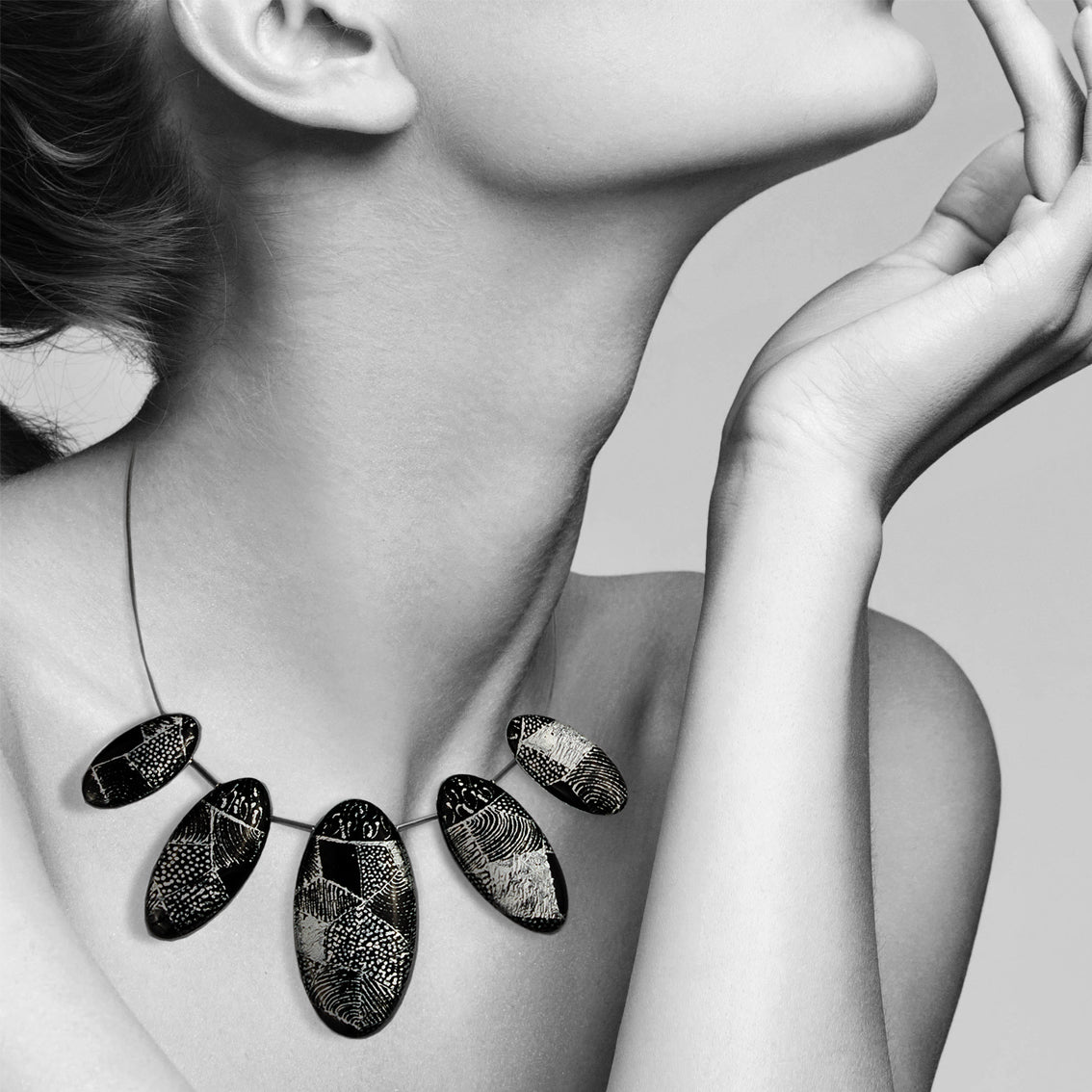 CORINNE SILVER AND BLACK ADJUSTABLE NECKLACE - SD256