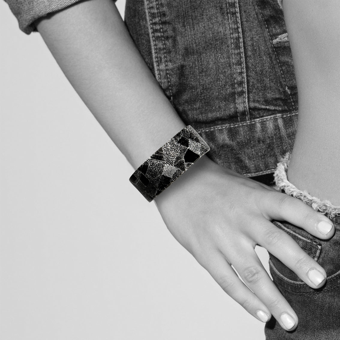 CORINNE SILVER AND BLACK ADJUSTABLE WIDE BRACELET - SD261