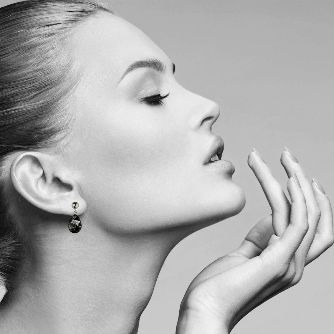 DANDLE DROP CORINNE SILVER AND BLACK EARRINGS - SD244 - in Circle Box