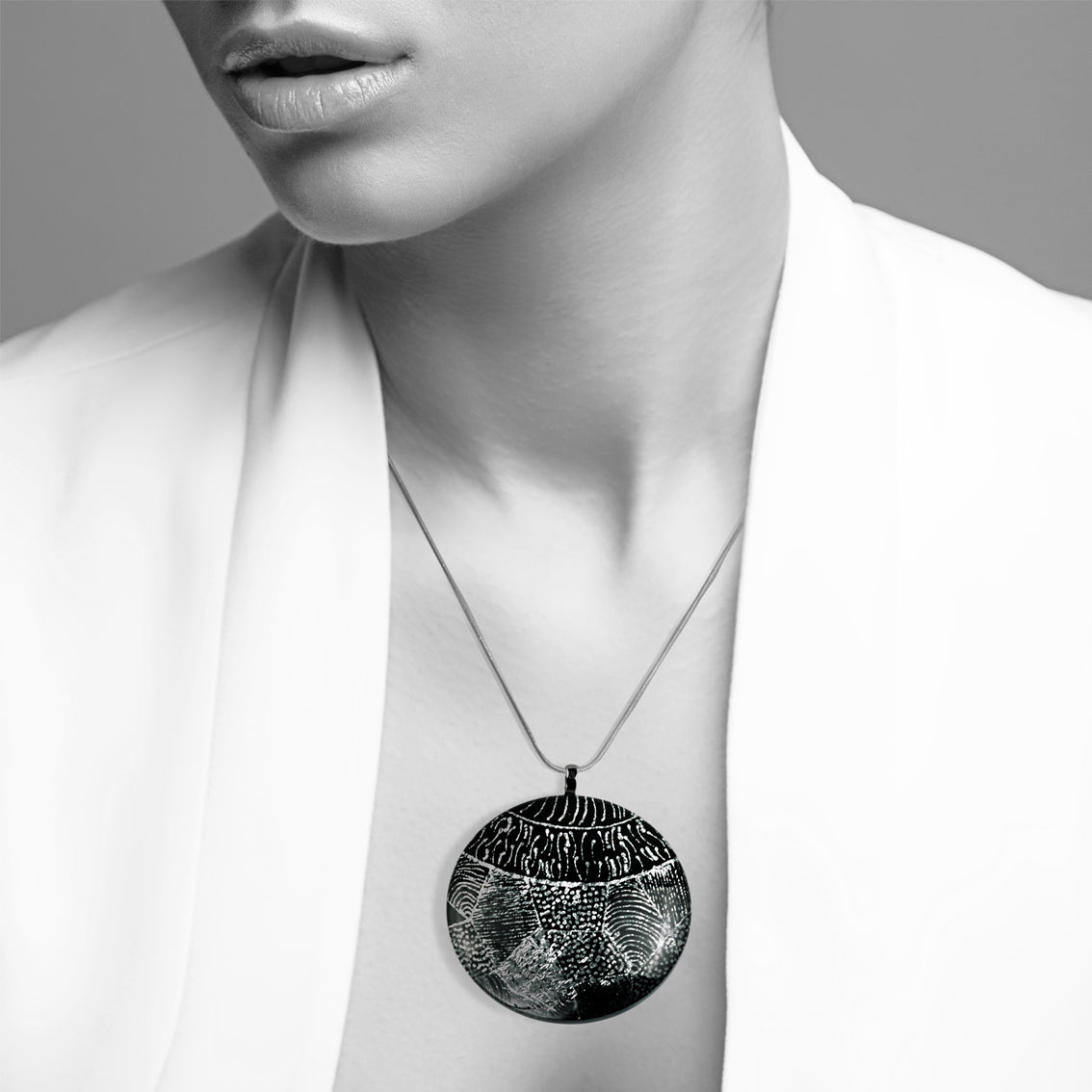 CORINNE SILVER AND BLACK LARGE CIRCLE PENDANT ON A CHAIN NECKLACE - SD255