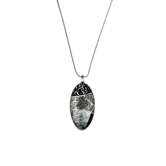 CORINNE SILVER AND BLACK NARROW OVAL PENDANT ON A CHAIN NECKLACE - SD253