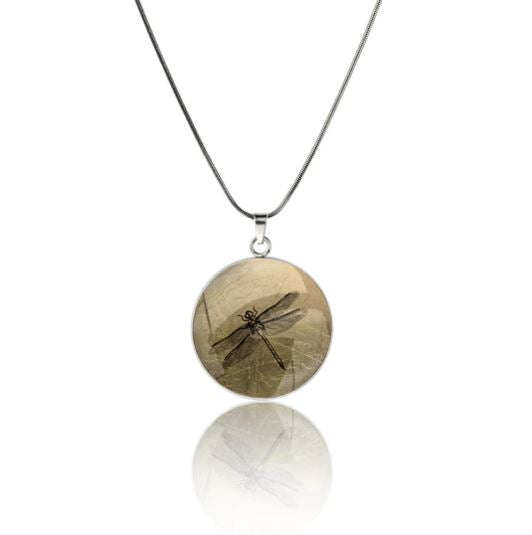 DRAGONFLY CIRCLE PENDANT ON A CHAIN NECKLACE - MFY289 - in Circle Box