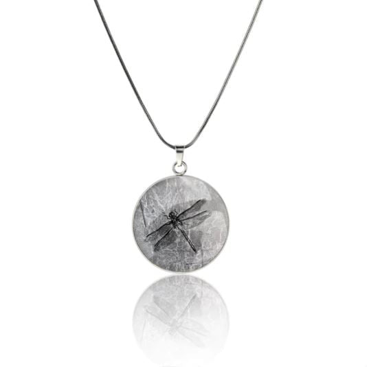 DRAGONFLY CIRCLE PENDANT ON A CHAIN NECKLACE - MFY289 - in Circle Box