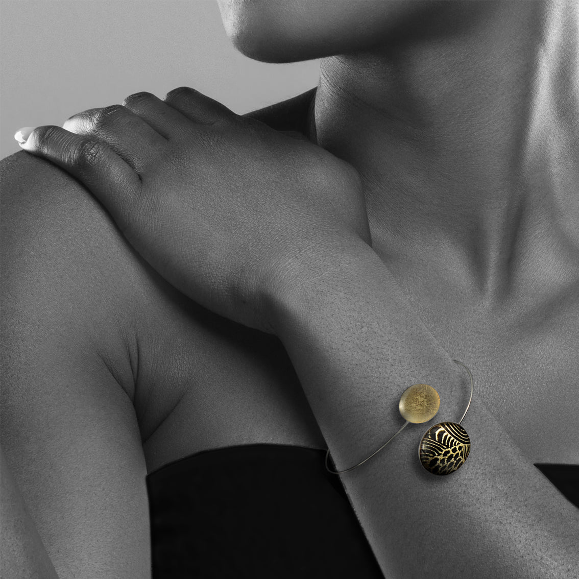 ELSIE GOLD AND BLACK ADJUSTABLE BRACELET - SD233