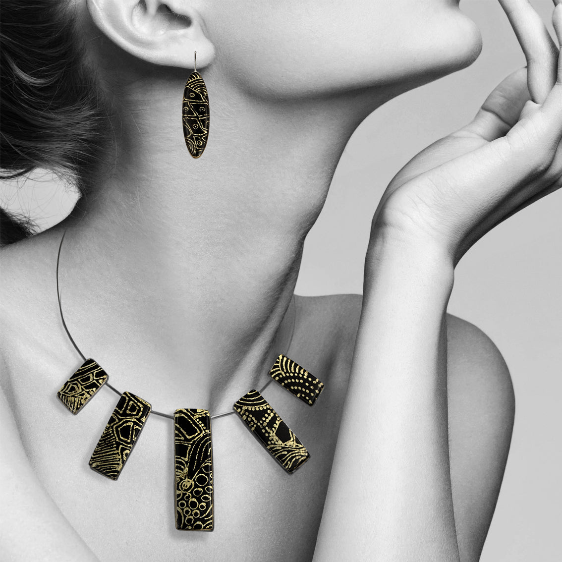 ELSIE GOLD AND BLACK ADJUSTABLE NECKLACE - SD231