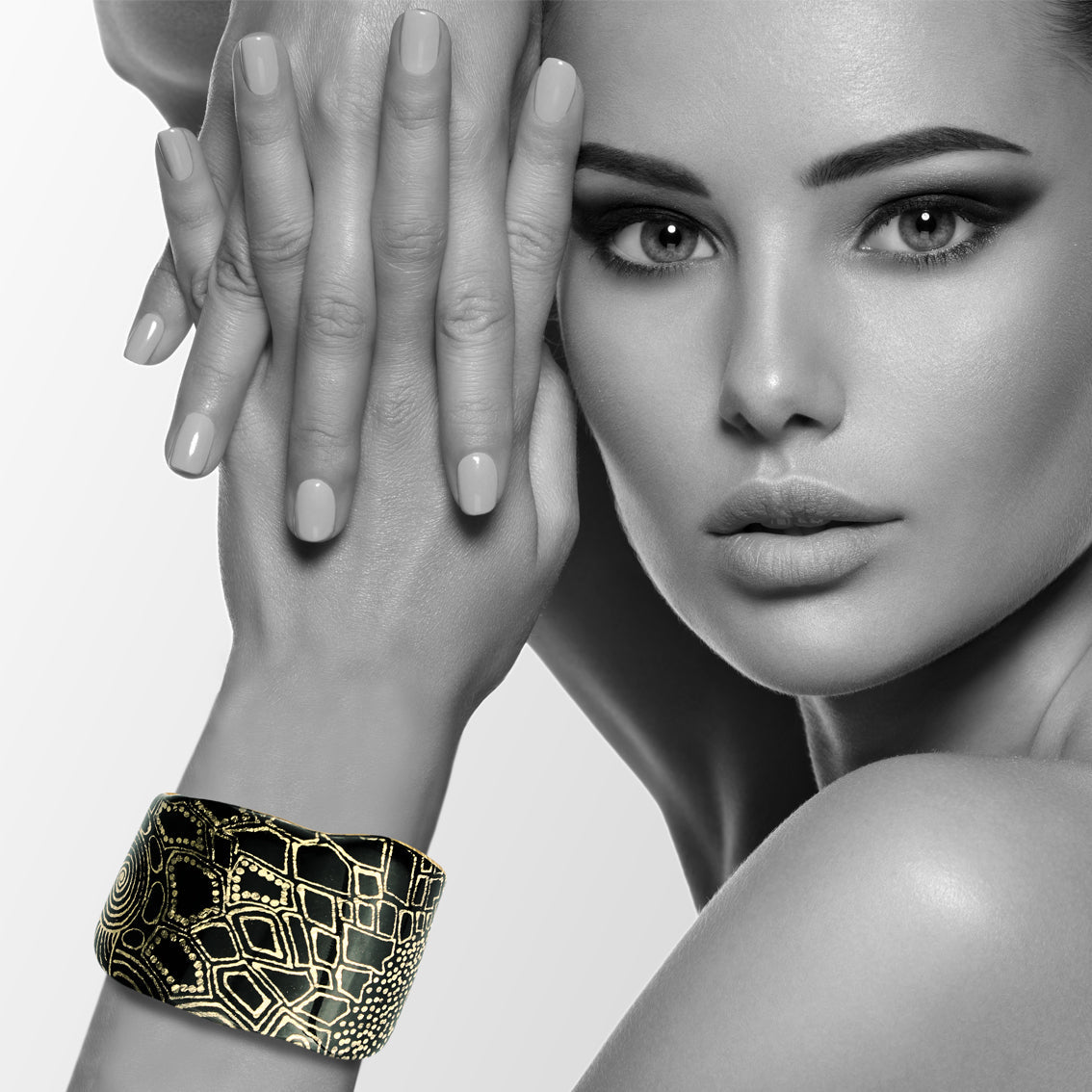 ELSIE GOLD AND BLACK ADJUSTABLE STATEMENT BRACELET - SD237