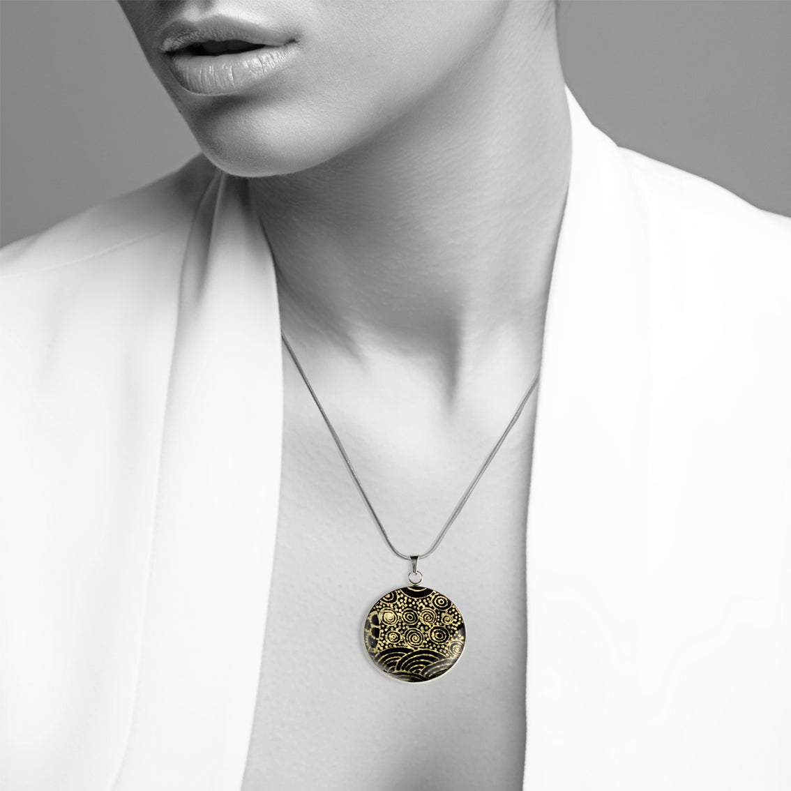 ELSIE GOLD AND BLACK CIRCLE PENDANT ON A CHAIN NECKLACE - SD225S - on Satchel