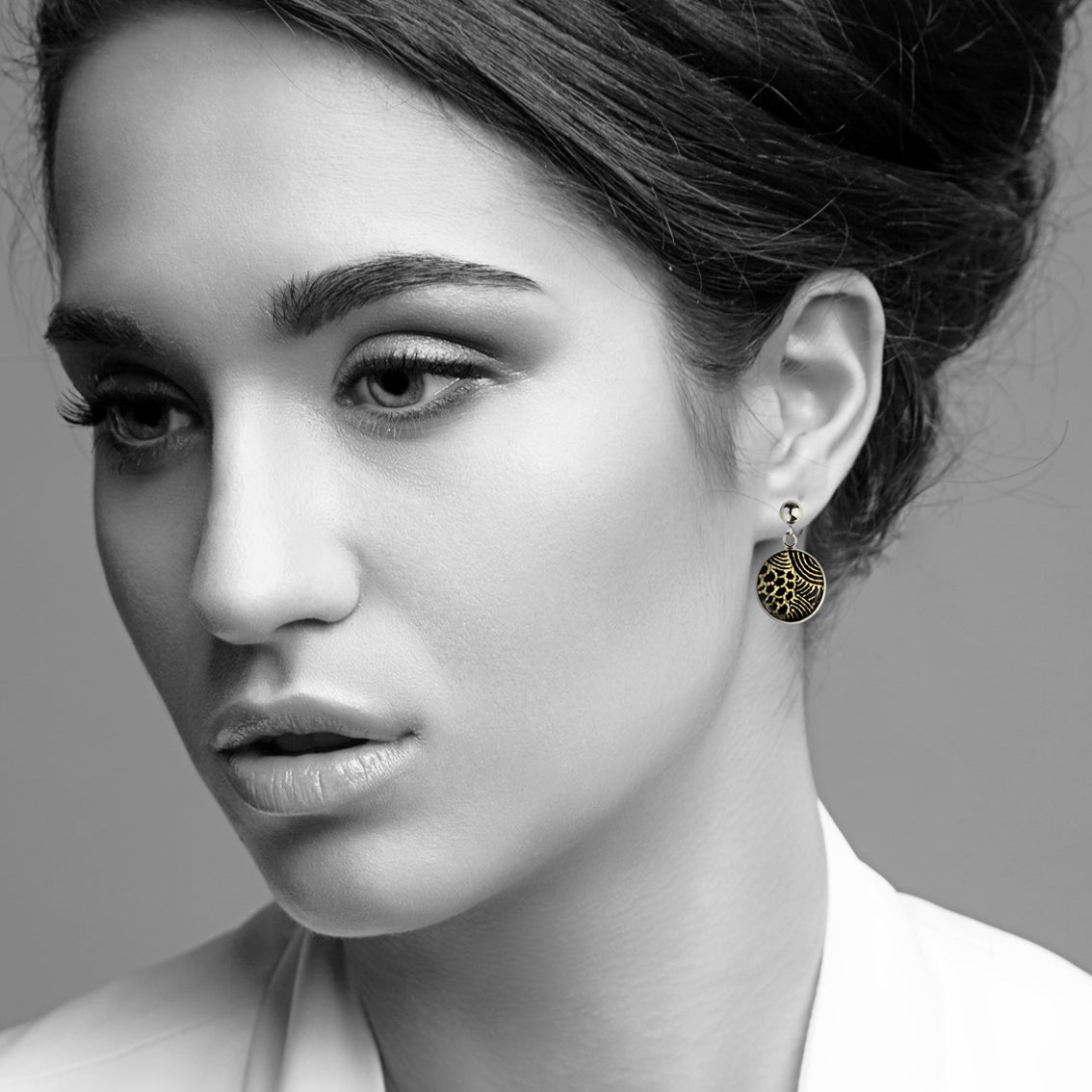 DANDLE DROP ELSIE CIRCLE GOLD AND BLACK EARRINGS - SD215S - on Satchel