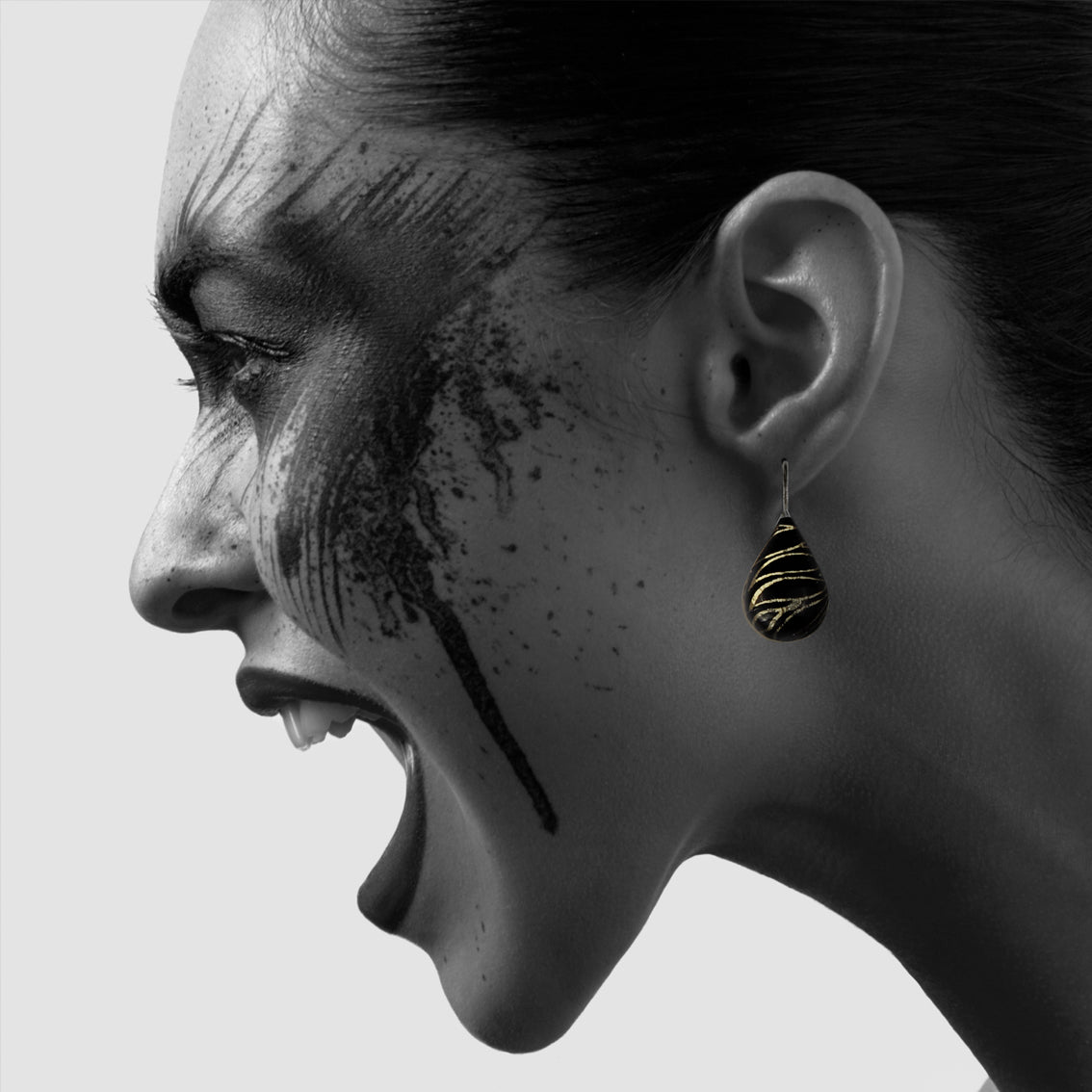 DANDLE DROP ELSIE DOMED GOLD AND BLACK EARRINGS - SD216