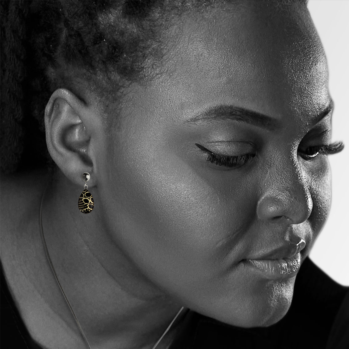 DANDLE DROP ELSIE GOLD AND BLACK EARRINGS - SD214S - on Satchel