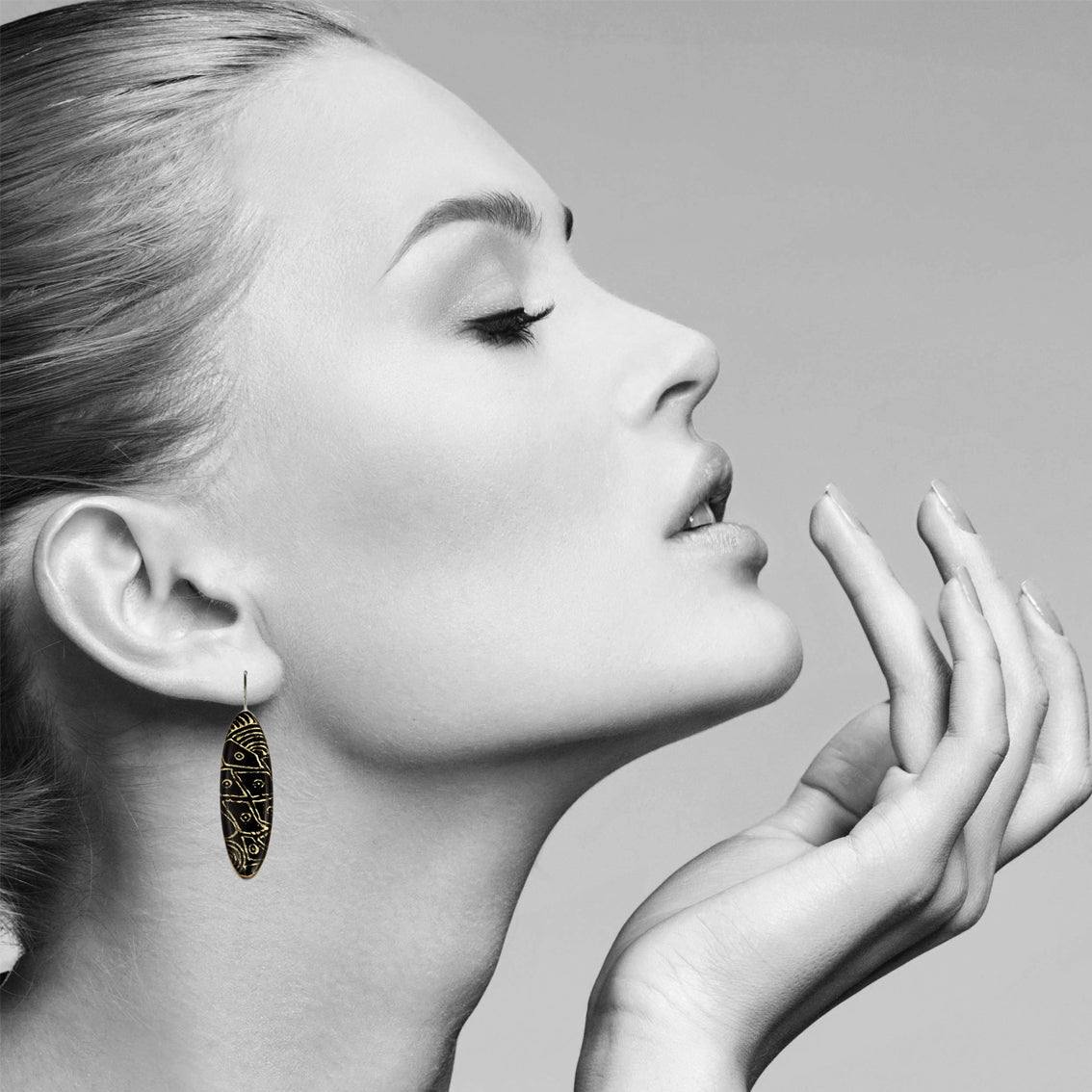 DANDLE DROP ELSIE LONG GOLD AND BLACK EARRINGS - SD218