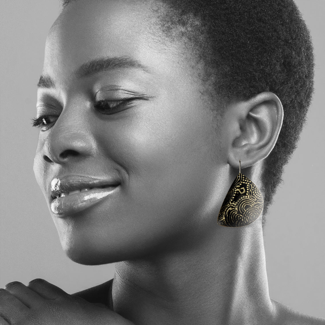 DANDLE DROP ELSIE MOON SHAPE GOLD AND BLACK EARRINGS - SD220