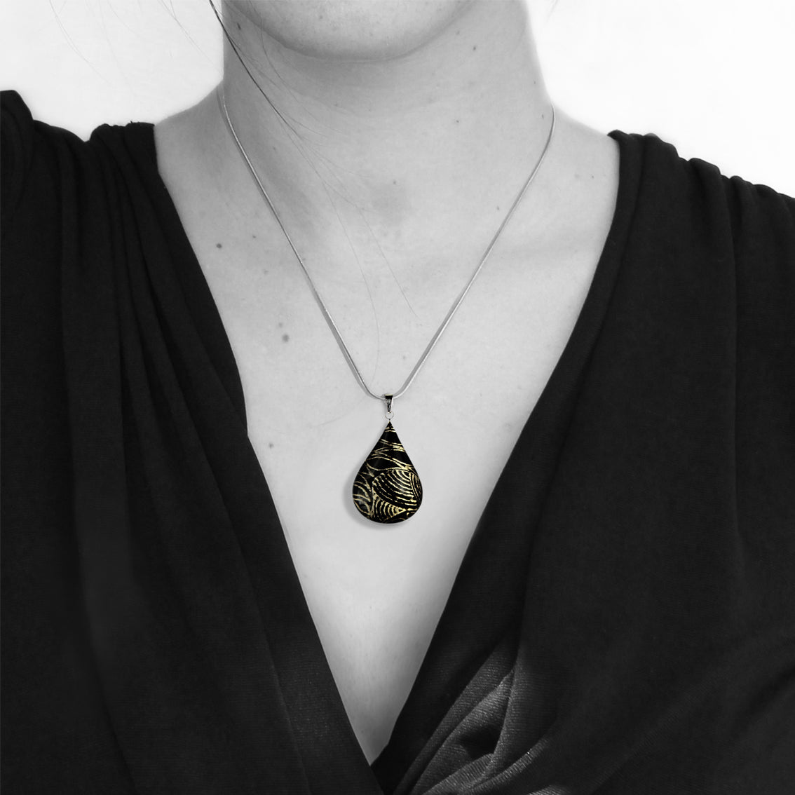 ELSIE GOLD AND BLACK DOMED DROP PENDANT ON A CHAIN NECKLACE - SD226