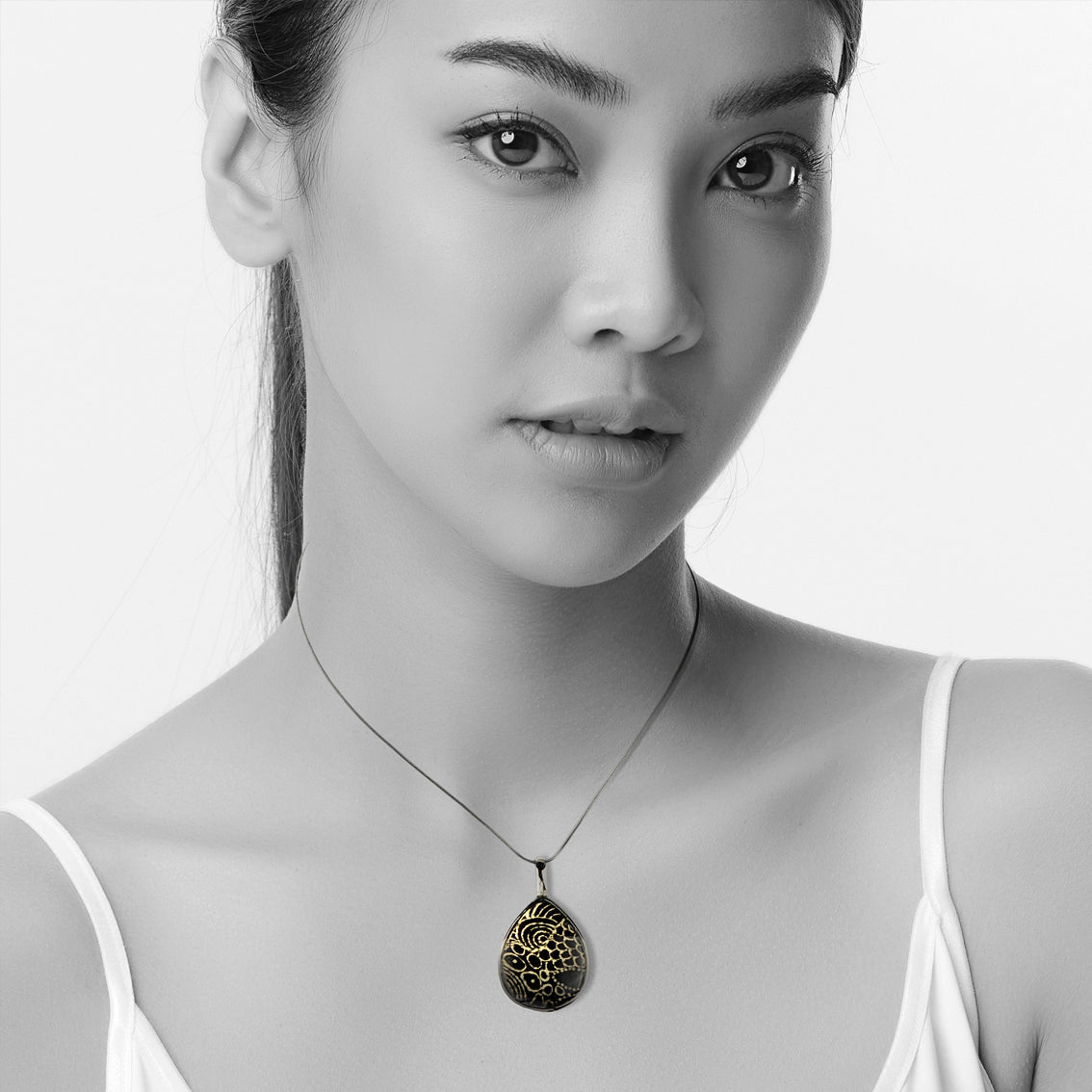 ELSIE GOLD AND BLACK DROP PENDANT ON A CHAIN NECKLACE - SD224 - in Circle Box