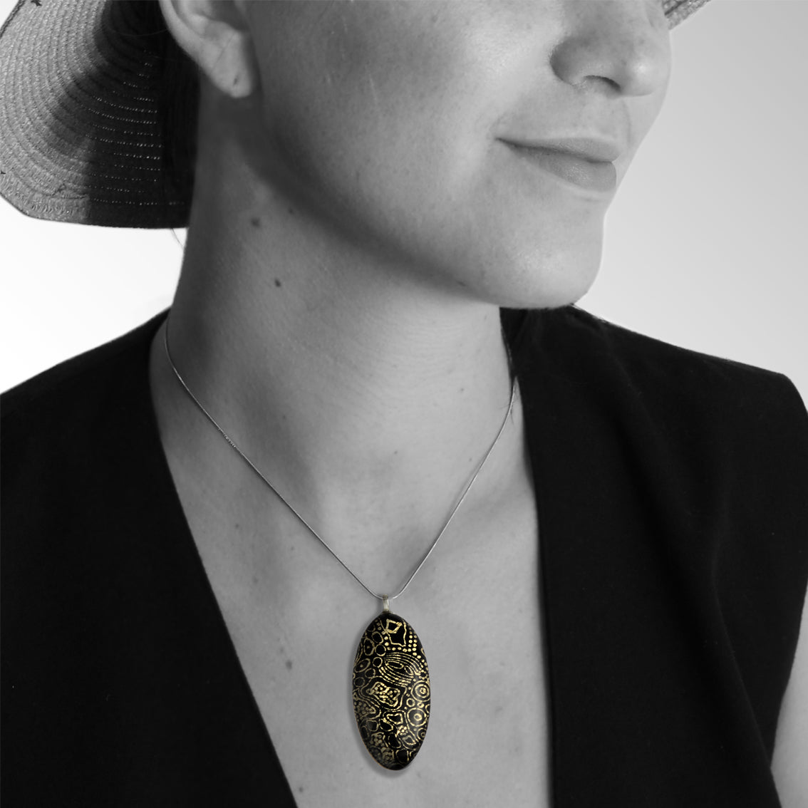 ELSIE GOLD AND BLACK OVAL PENDANT ON A CHAIN NECKLACE - SD228