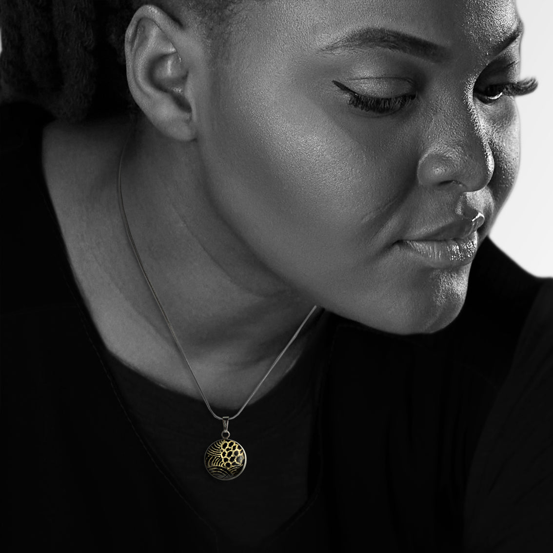 ELSIE GOLD AND BLACK XS CIRCLE PENDANT ON A CHAIN NECKLACE - SD223S - on Satchel