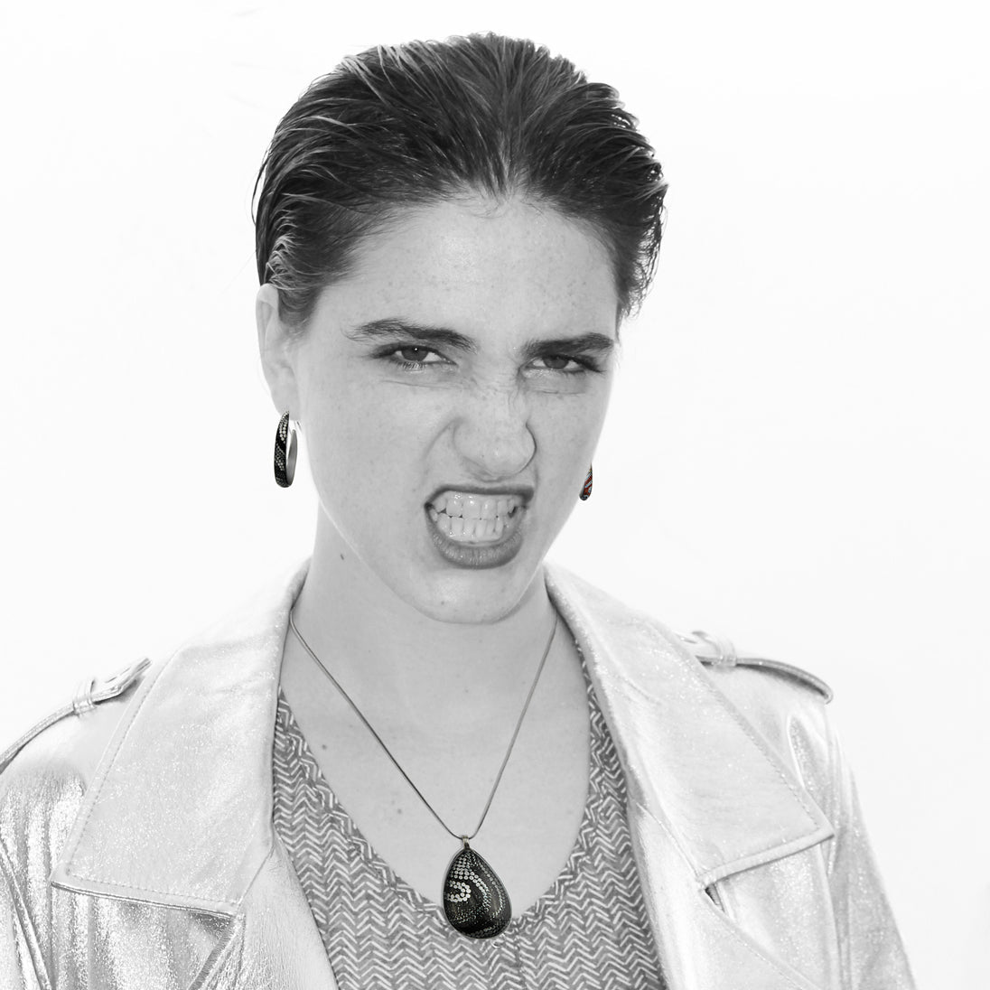 FABRIANNE SILVER AND BLACK LARGE DROP PENDANT ON A CHAIN NECKLACE - SD352