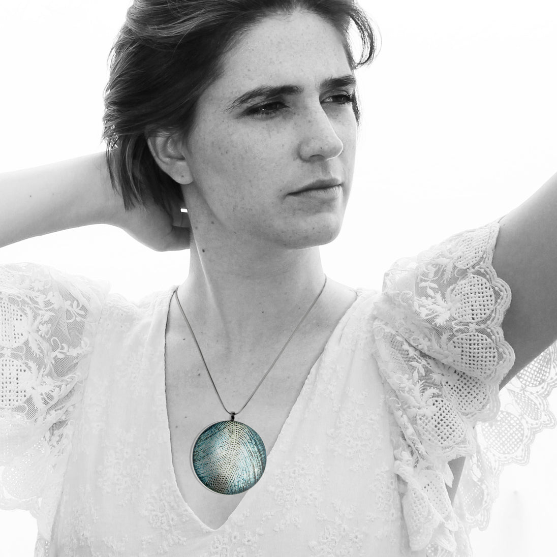 FABRIANNE MULTICOLOR LARGE CIRCLE PENDANT ON A CHAIN NECKLACE - SD369