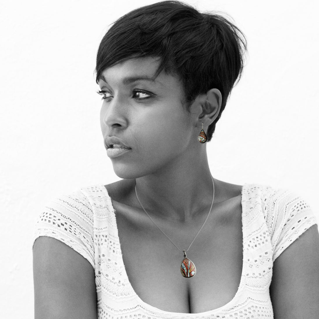 FABRIANNE MULTICOLOR DROP PENDANT ON A CHAIN NECKLACE - SD367S - on Satchel