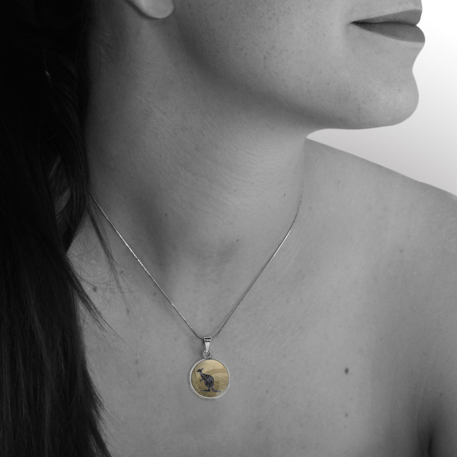GAVIN KANGAROO XS CIRCLE PENDANT ON A CHAIN NECKLACE - M134 - in Circle Box