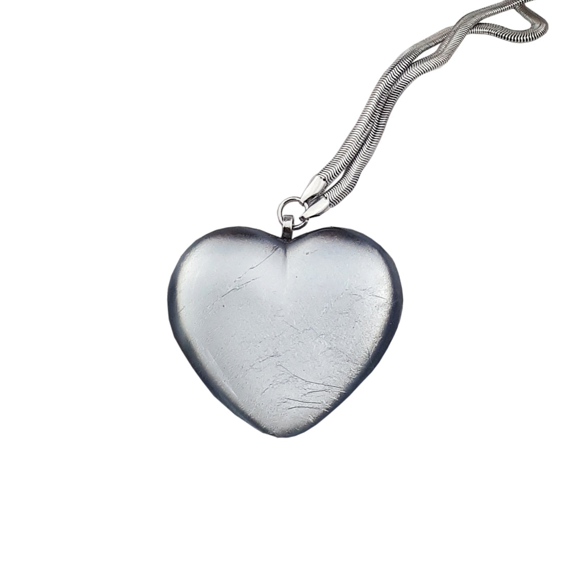 HEART SHAPE STATEMENT PENDANT ON A CHAIN - F001