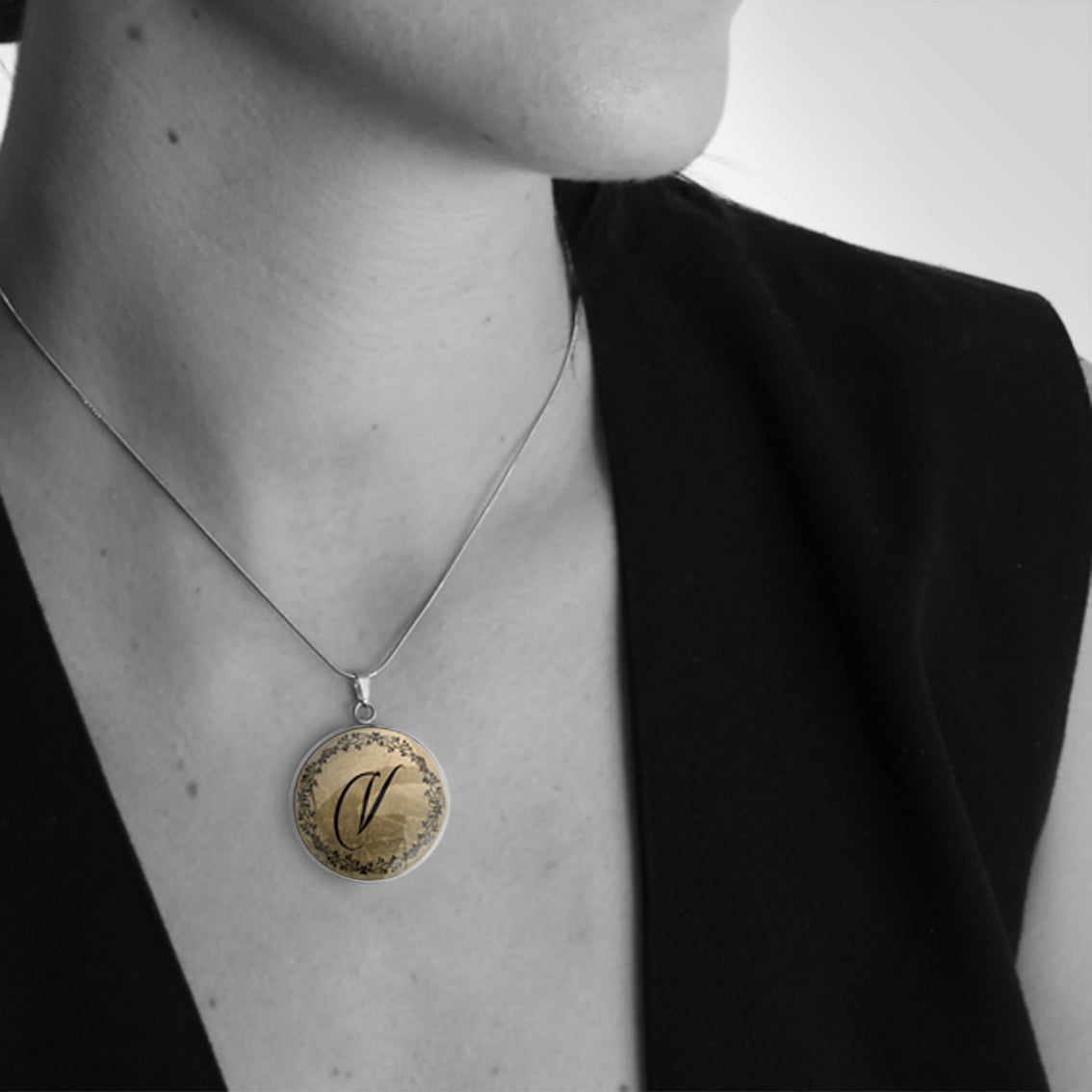 INITIAL CIRCLE PENDANT ON A CHAIN NECKLACE - MFY96 - in Circle Box