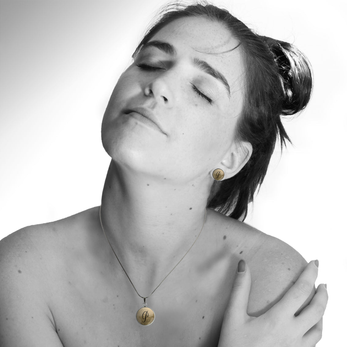 INITIAL XS CIRCLE PENDANT ON A CHAIN NECKLACE - MFY95S - on Satchel