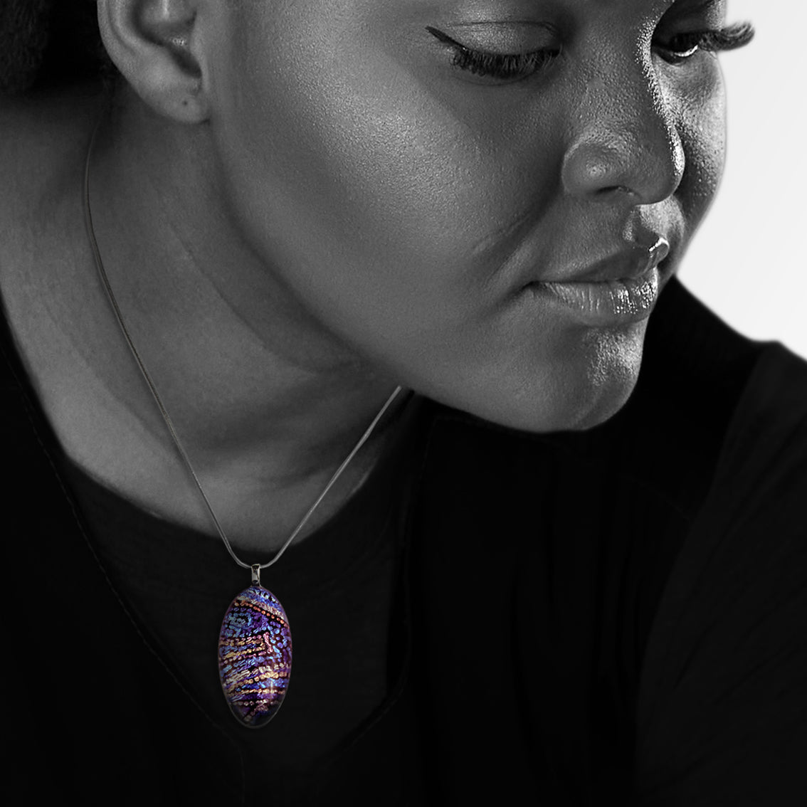 JOY PURPLE NARROW OVAL PENDANT ON A CHAIN NECKLACE - SD091