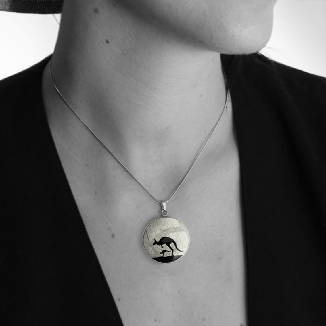 KANGAROO CIRCLE PENDANT ON A CHAIN NECKLACE - MFY140 - in Circle Box