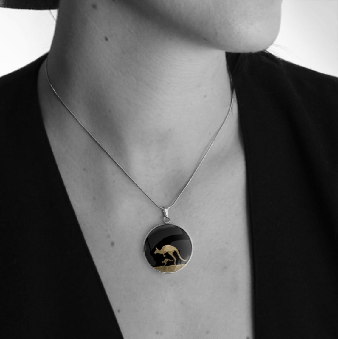 KANGAROO CIRCLE PENDANT ON A CHAIN NECKLACE - MFY140S - on Satchel