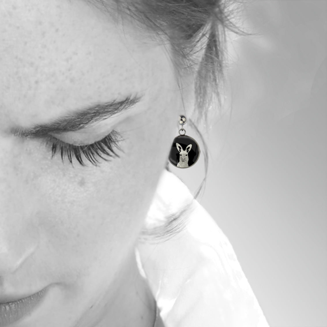 KANGAROO CLOSE-UP DANGLE DROP CIRCLE EARRINGS - MFY137 - in Circle Box