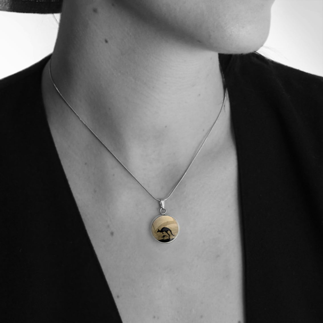 KANGAROO XS CIRCLE PENDANT ON A CHAIN NECKLACE - MFY139S - on Satchel