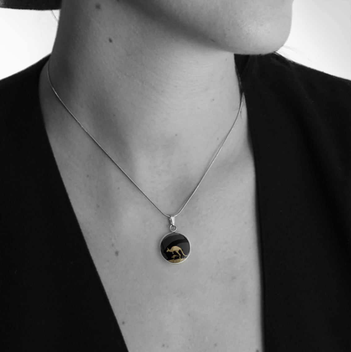 KANGAROO XS CIRCLE PENDANT ON A CHAIN NECKLACE - MFY139 - in Circle Box