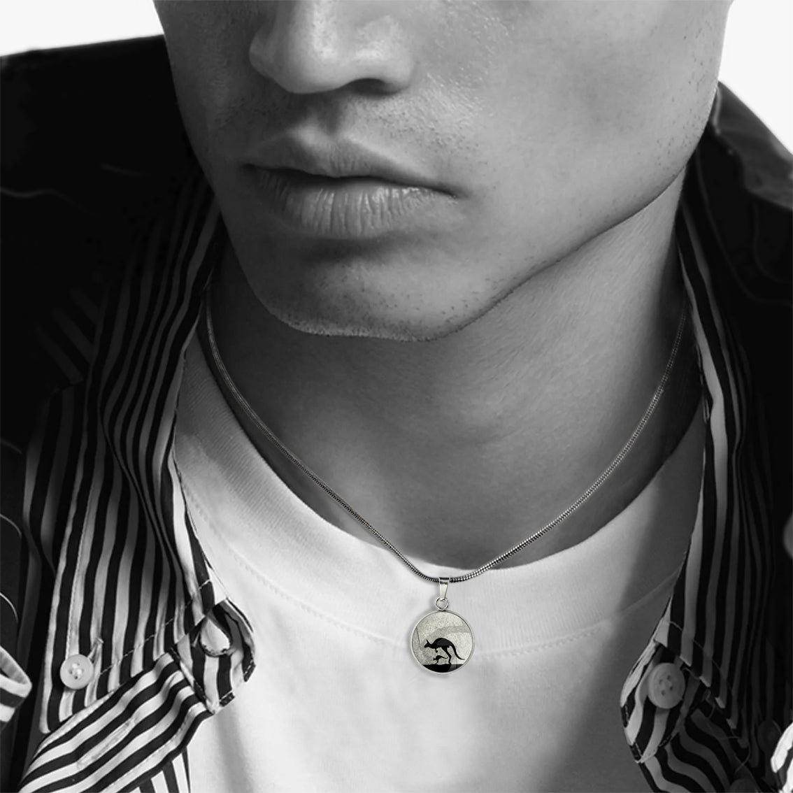 KANGAROO XS CIRCLE PENDANT ON A CHAIN NECKLACE - MFY139 - in Circle Box