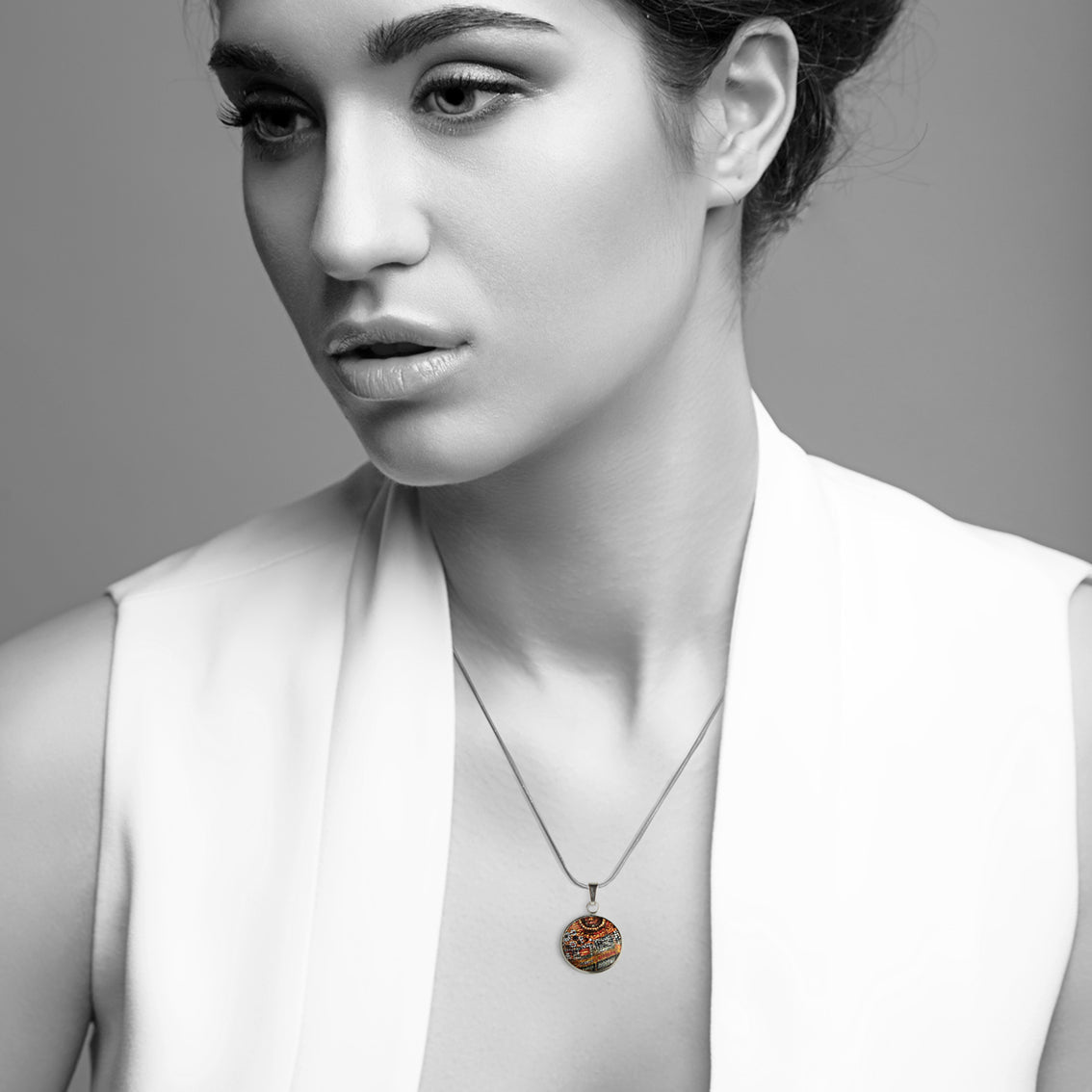 CROCODILE STORY XS CIRCLE PENDANT ON A CHAIN NECKLACE - SD296 - in Circle Box