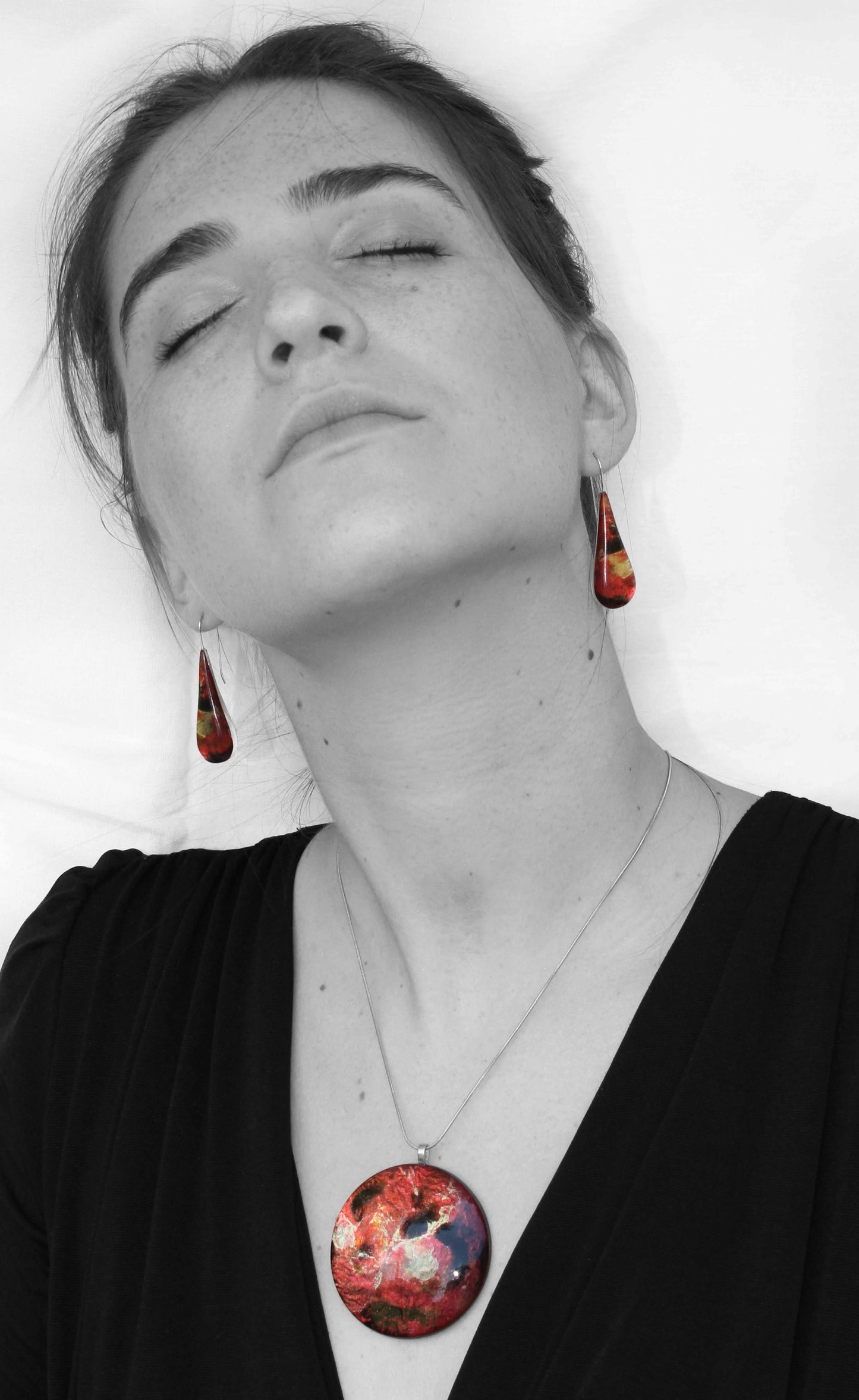 LAVA FLOODING ORANGE AND RED LARGE CIRCLE PENDANT ON A CHAIN NECKLACE - D520