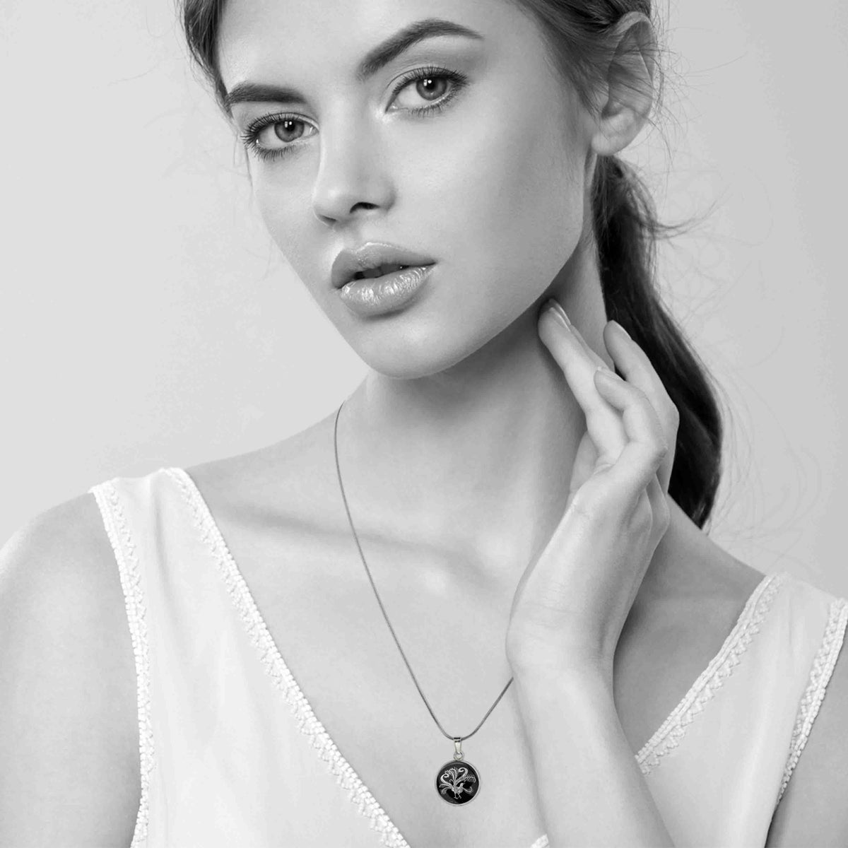 LYREBIRD XS CIRCLE PENDANT ON A CHAIN NECKLACE - on Satchel
