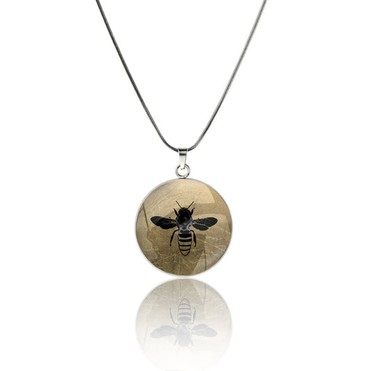 BEE CIRCLE PENDANT ON A CHAIN NECKLACE - MFY281 - in Circle Box