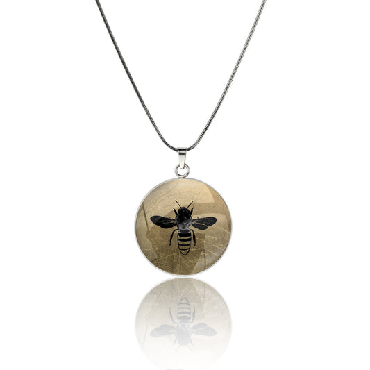 BEE CIRCLE PENDANT ON A CHAIN NECKLACE - MFY281S - on Satchel
