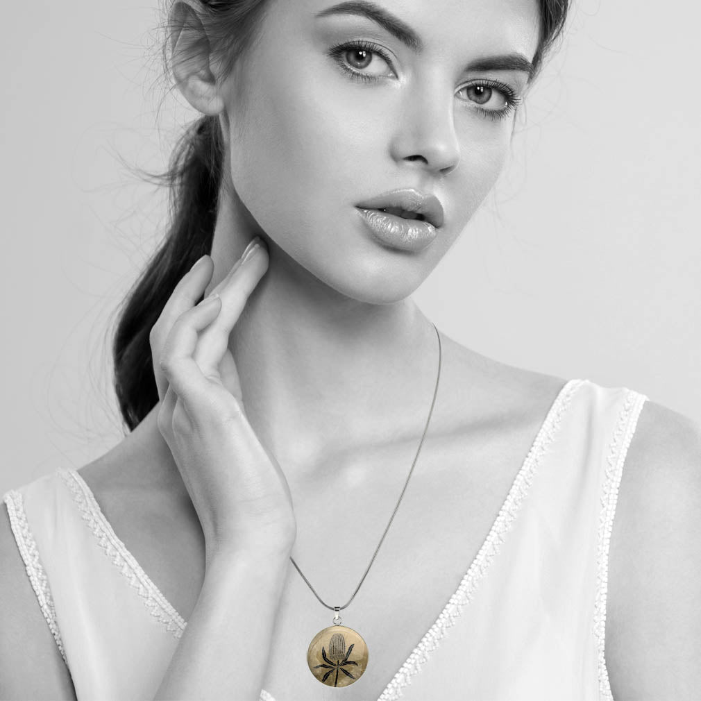 AUSTRALIAN NATIVE FLORA - BANKSIA CIRCLE PENDANT ON A CHAIN NECKLACE - D839 - in Circle Box