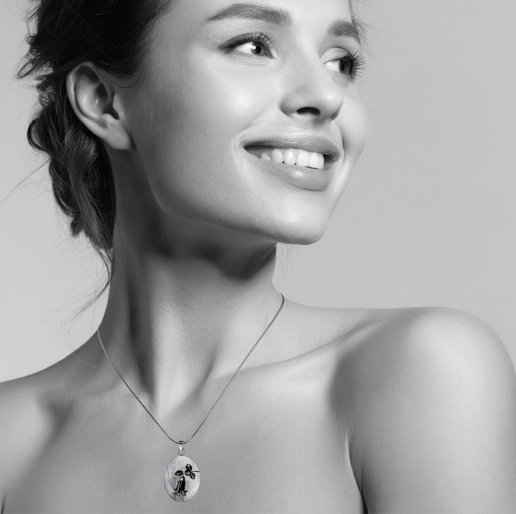 AUSTRALIAN NATIVE FLORA - CANBERRA BELLS TELOPEA OVAL CIRCLE PENDANT ON A CHAIN NECKLACE - D862 - in Circle Box