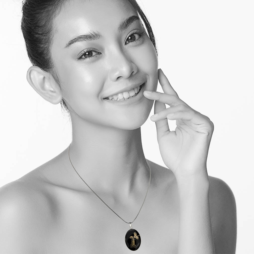 AUSTRALIAN NATIVE FLORA - CANBERRA BELLS TELOPEA OVAL CIRCLE PENDANT ON A CHAIN NECKLACE - D862 - in Circle Box