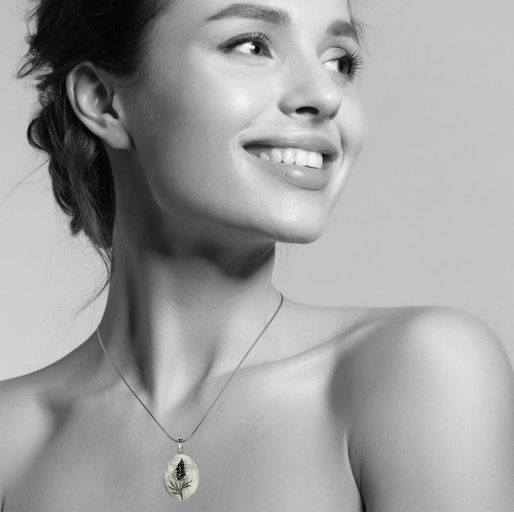 AUSTRALIAN NATIVE FLORA - GREVILLEA SPIDER FLOWER OVAL CIRCLE PENDANT ON A CHAIN NECKLACE - D878 - in Circle Box